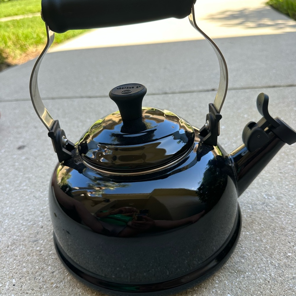 Le Creuset Enamel on Steel 1.7 Quart Whistling Tea Kettle, Black - New W/O Box🔥🔥